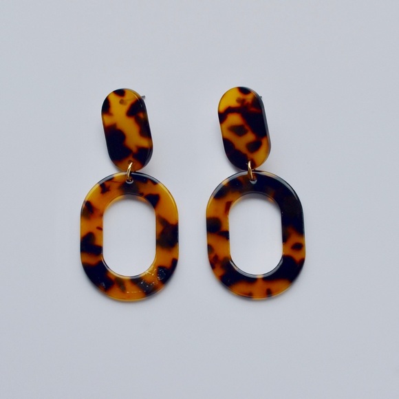 Oval Pendant Tortoise Resin Hoop Earrings - Picture 2 of 5